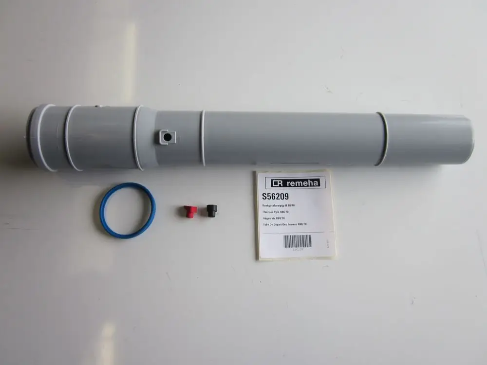 Graues Abgasrohr mit Zubehörteilen, einschließlich O-Ring und zwei Adaptern, sowie Produktetikett der Marke Remeha.